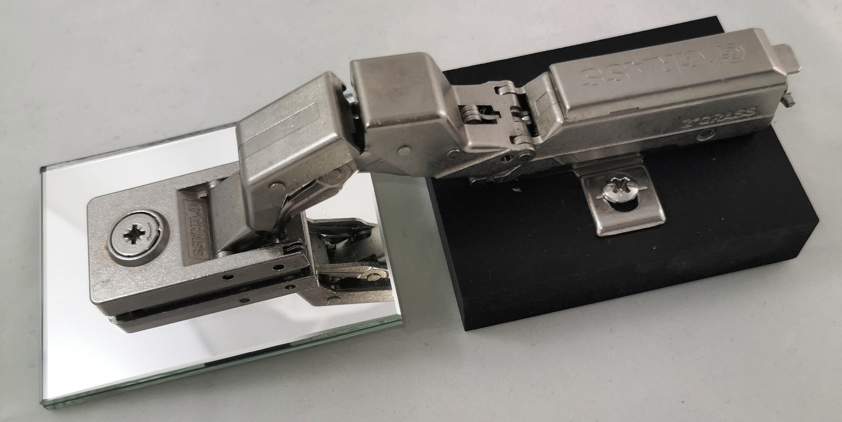 Complete set of mirror hinge Tiomos Mirro, incl. soft-close damper, mounting plates and cover cap, surface: nickel-plated, F029140325. Glass hinge for glass door, mirror door and much more, manufacturer: GRASS - Image 3